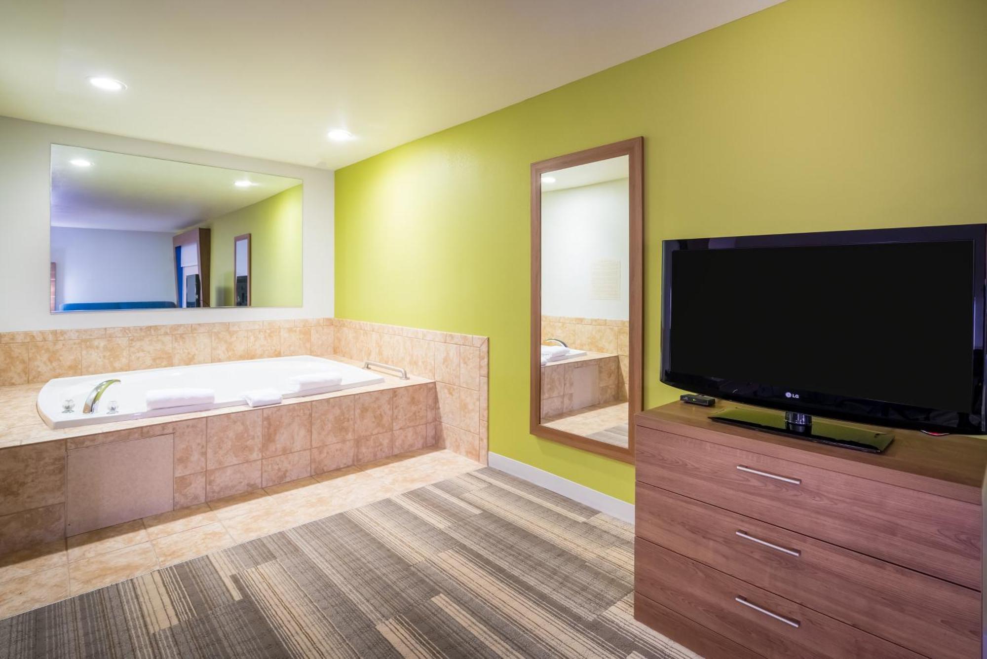 Holiday Inn Express & Suites Rocky Mount Smith Mountain Lake By Ihg Esterno foto