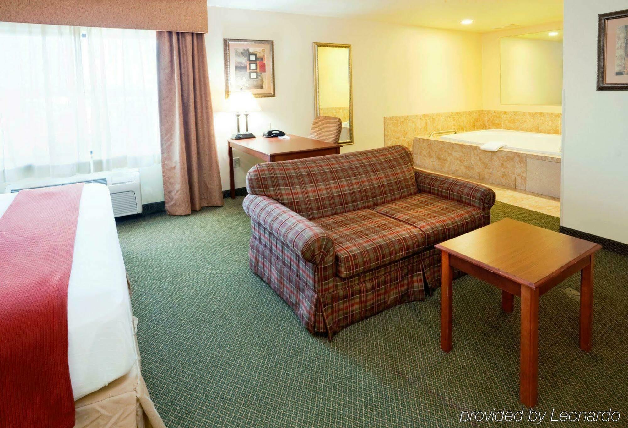 Holiday Inn Express & Suites Rocky Mount Smith Mountain Lake By Ihg Esterno foto